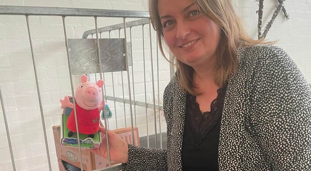 Julehjælp i Nygårdkirken Kvinde med Gurli Gris bamse