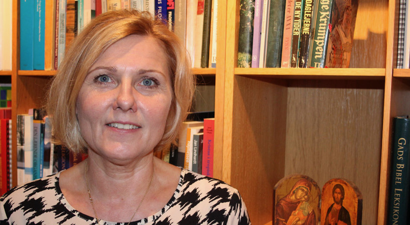 Yvonne Alstrup Yvonne Alstrup foran bogreol
