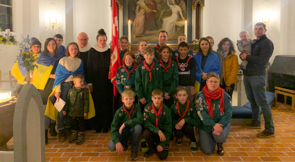 Fredsgudstjeneste for Ukraine Ukrainere, præster og spejdere i Gilleleje Kirke