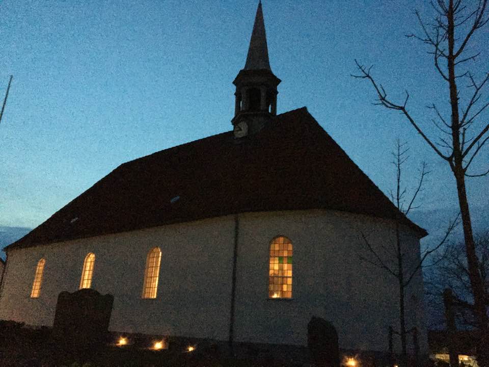 Gilleleje Kirke En oplyst Gilleleje Kirke i natten
