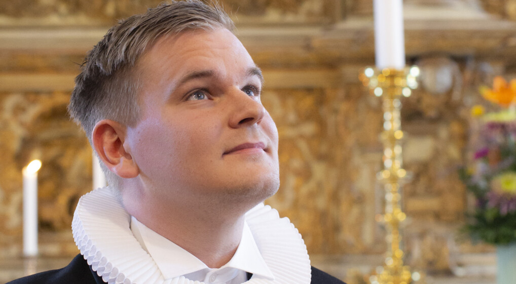 Kristoffer Hjort Kruse Kristoffer Hjort Kruse foran altertavlen i Helsingør Domkirke